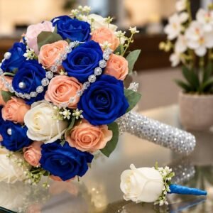 Bouquet de mariée bleu royal avec roses, perles et cristaux et boutonnière assortie – Maperle K Accessoires
