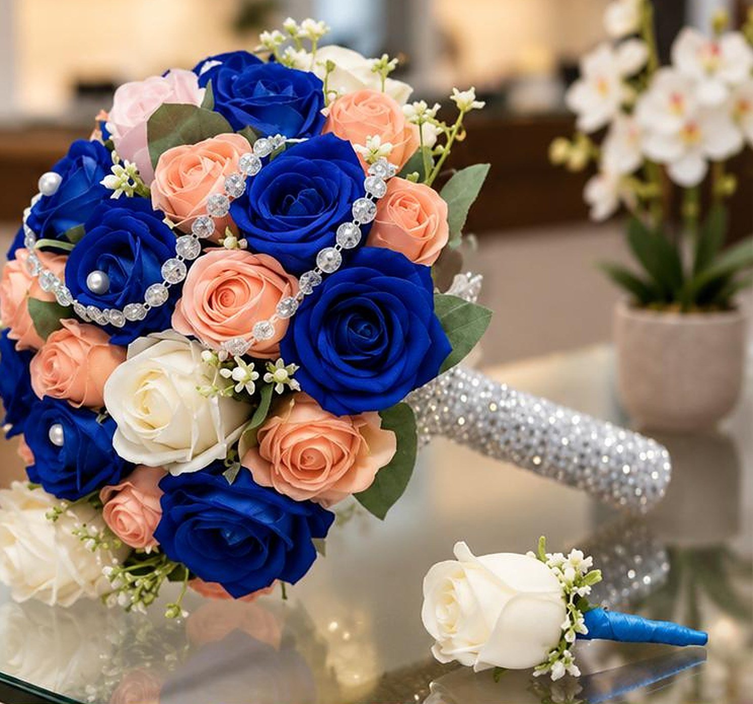 01 main Bouquet de mariée bleu royal avec roses, perles et cristaux et boutonnière assortie – Maperle K Accessoires