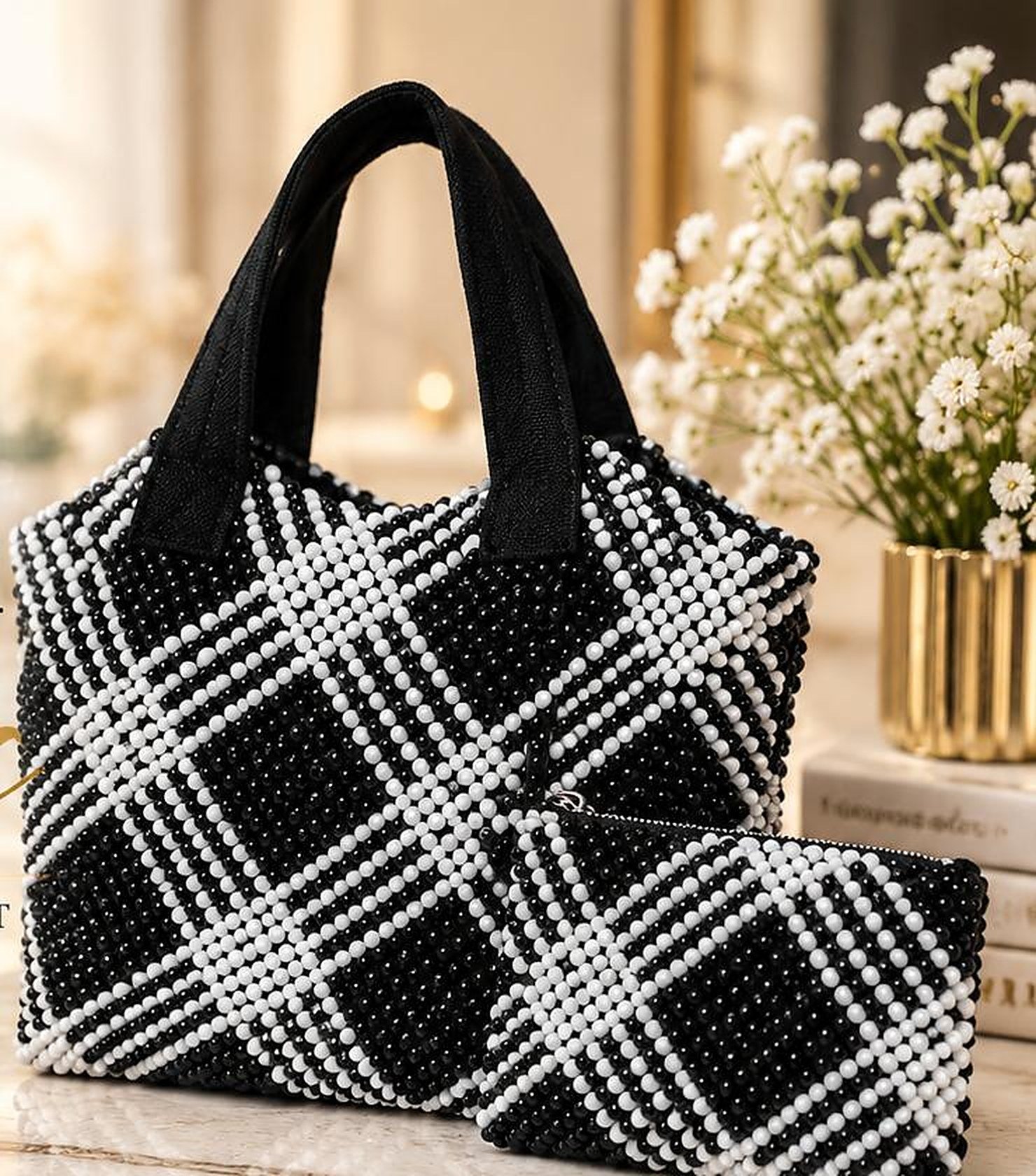 01 main Sac Échiquier Duo en perles tissées à la main – Maperle K Accessoires