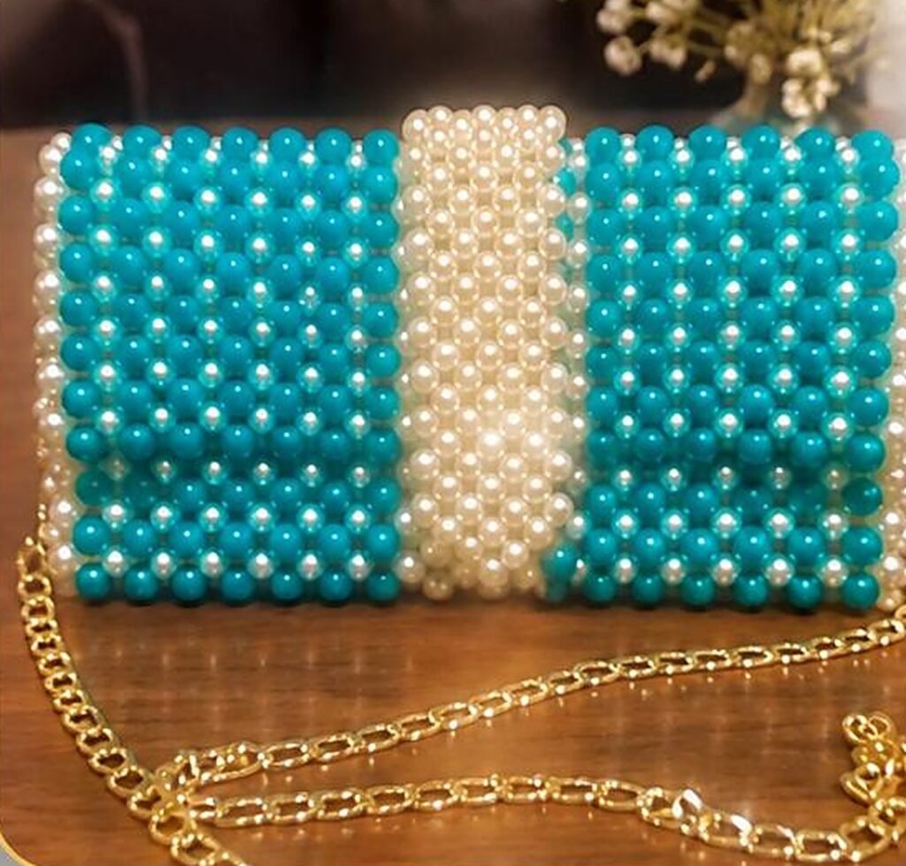 accueil Pochette Azur Nacrée en perles tissées à la main – Maperle K Accessoires