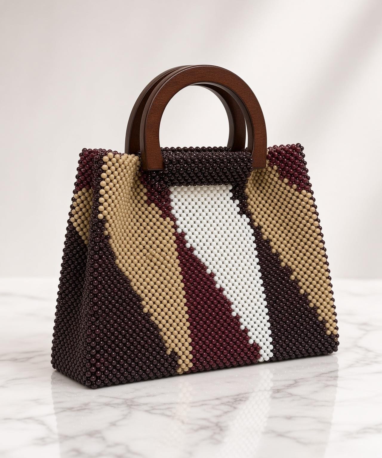 01 main Sac Grenat Boisé en perles tissées à la main – Maperle K Accessoires