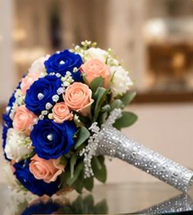 03 Bouquet de mariée bleu royal avec roses, perles et cristaux et boutonnière assortie – Maperle K Accessoires