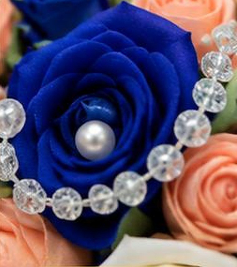 04 Bouquet de mariée bleu royal avec roses, perles et cristaux et boutonnière assortie – Maperle K Accessoires